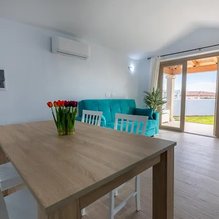 Semesterbostad Sea View House 4 *